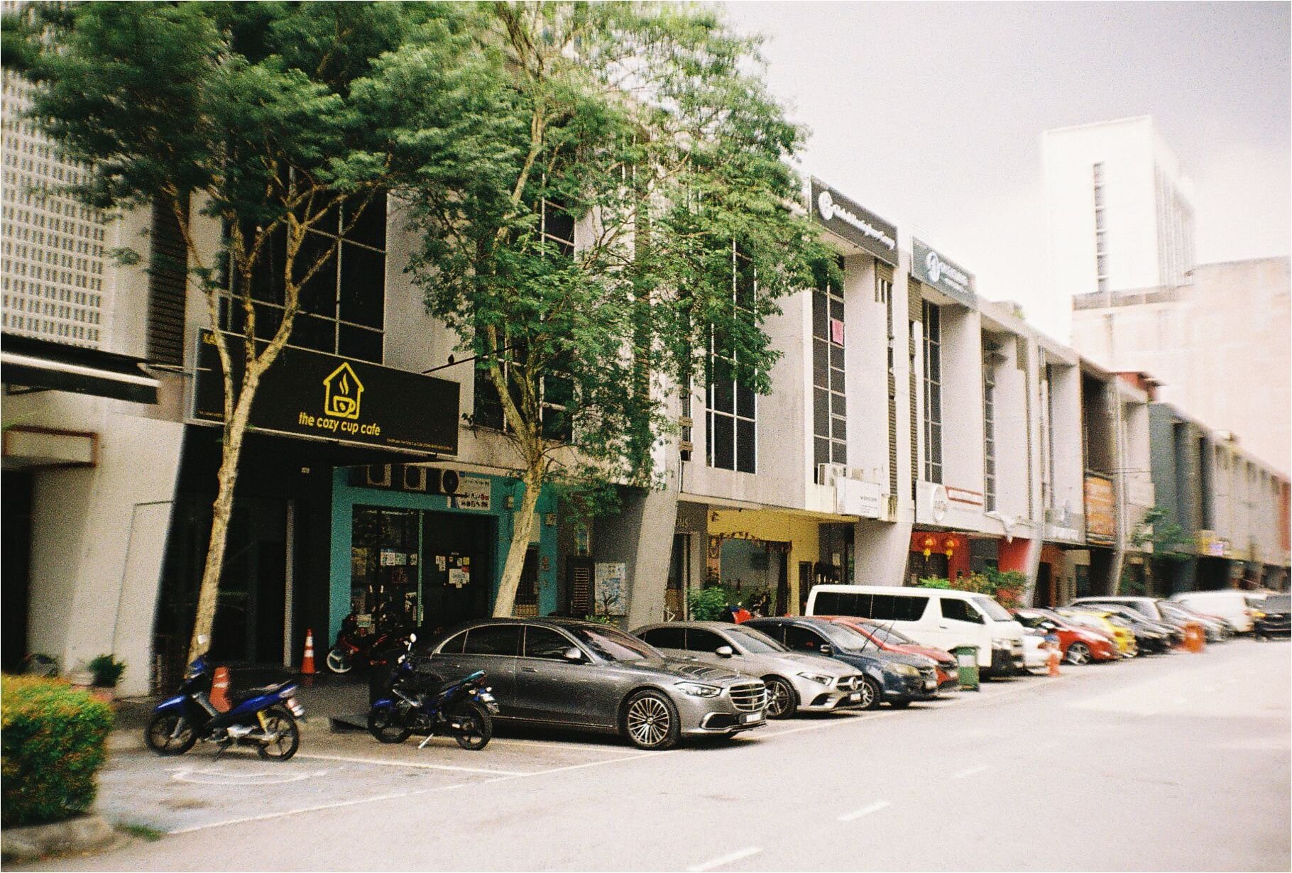 Analogkamera auf einem Holztisch in Darins Werkstatt in Bonn