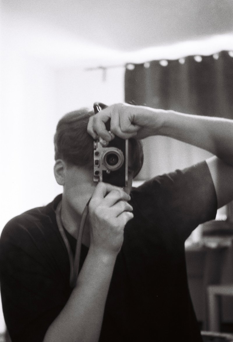 Darian Schmidt fotografiert sich selbst im Spiegel